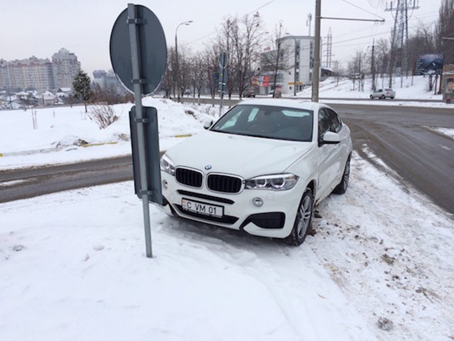 Cum și-a parcat mașina avocatul-vedetă din Chisinau