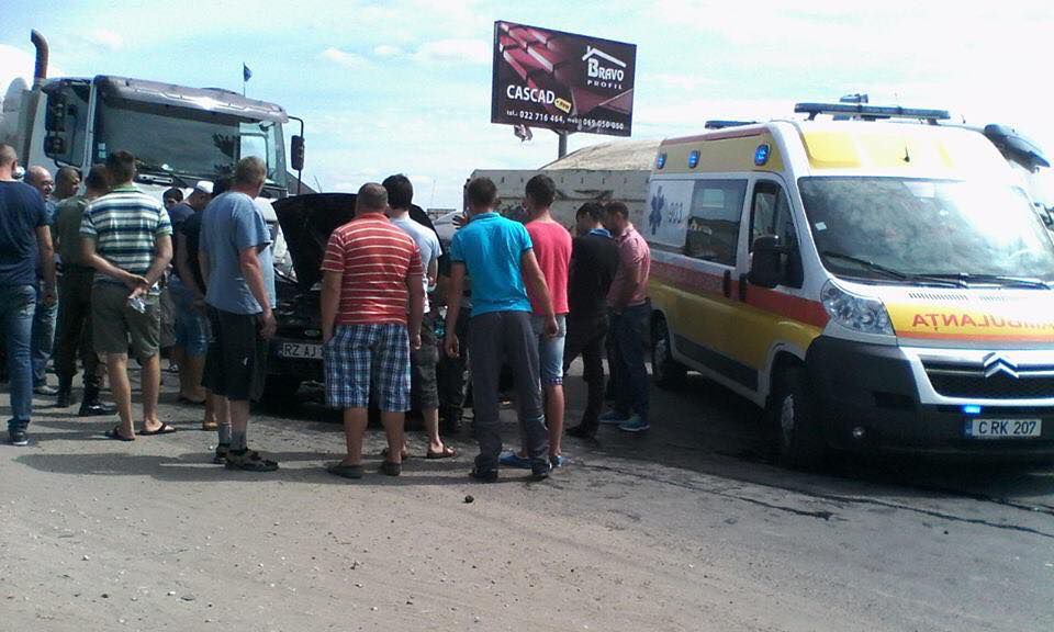 O mașină a fost făcută zob de o betonieră pe şoseaua Balcani