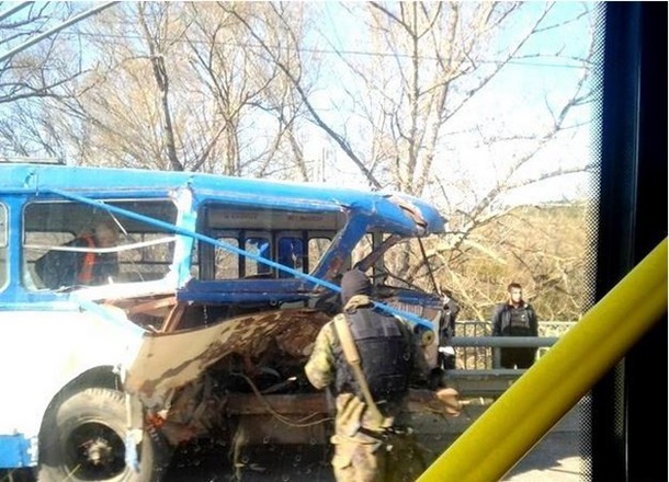 Возле Симферополя в троллейбус въехал российский "Тигр", есть пострадавшие