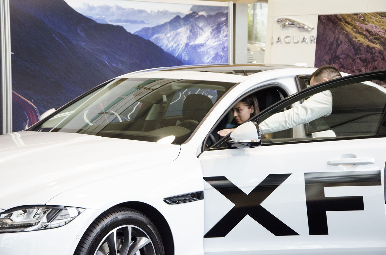 Jaguar XF:  Ziua ușilor deschise în salonul auto