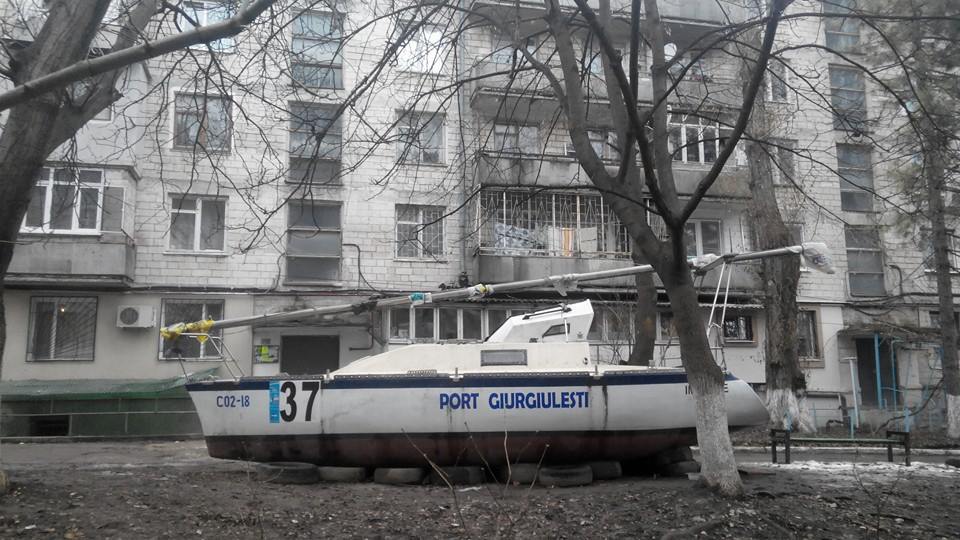 Și-a parcat barca în fața blocului, pe o stradă din centru