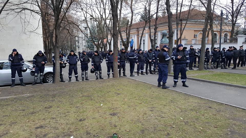 Cторонники «Нашей Партии» пикетируют резиденцию Тимофти