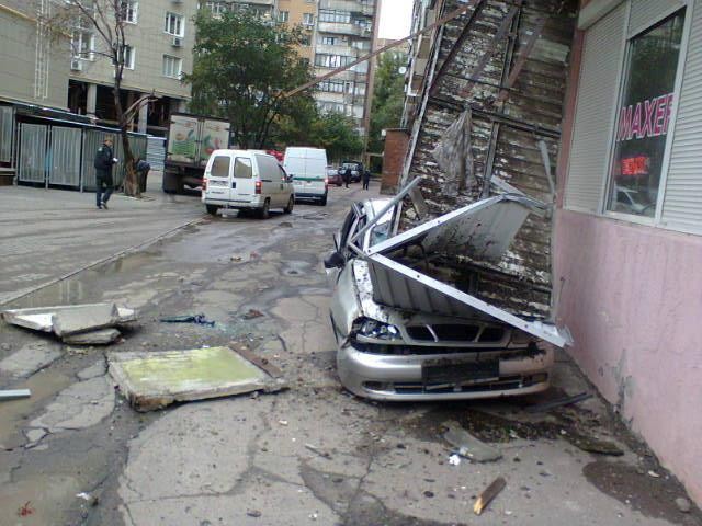 В Донецке лоджия с пятого этажа обрушилась на автомобиль