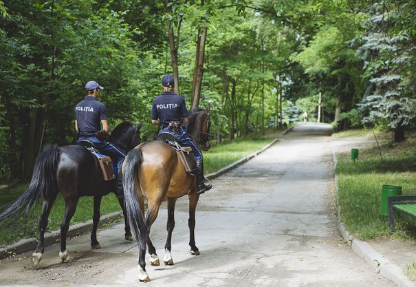Călărași înarmați patrulează parcurile din Chișinău