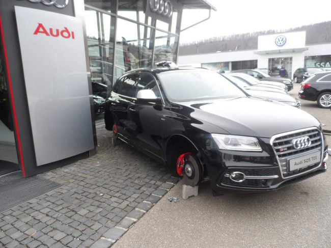 Mai multe maşini noi dintr-un salon auto au rămas fără roți