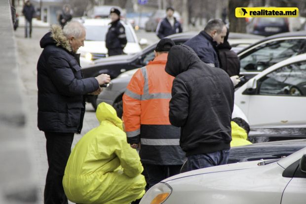 Reţineri cu mascaţi în centrul capitalei