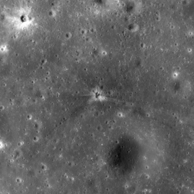 Ученый нашел на Луне след от ракетного ускорителя миссии "Аполлон-16"