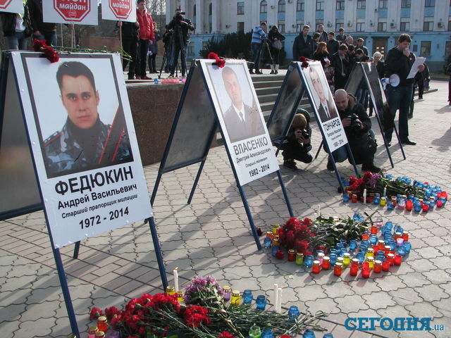 В Крыму зажгли свечи в память о погибших на Майдане милиционерах