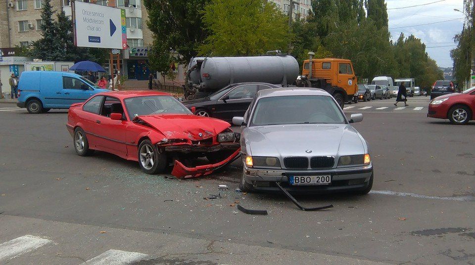 Două mașini de model BMW s-au ciocnit la Buiucani
