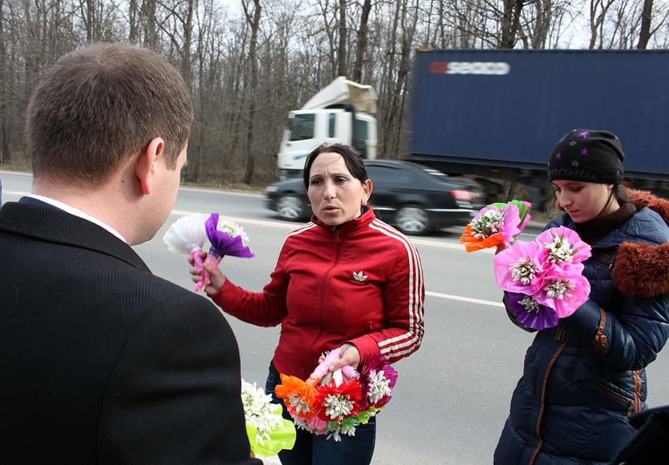 Торговцы подснежниками попытались продать букет министру окружающей среды