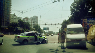 В столице автомобиль патрульной инспекции столкнулся с маршруткой