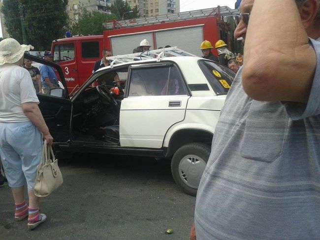 Accident cu răniţi în capitală. Două maşini s-au lovit violent
