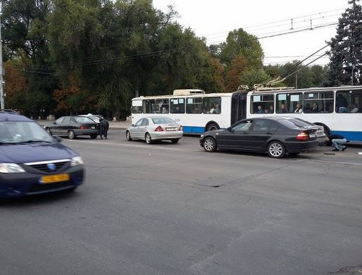 Accident în lanţ în faţa Arcului de Triumf din centrul capitalei