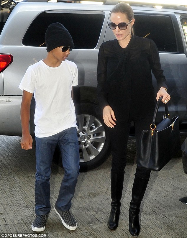 Angelina Jolie, mai uscățivă ca niciodată. Actrița a ajuns să arate mai slabă decît fiul ei de 12 ani