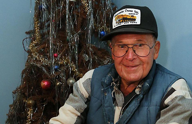 Американец уже 40 лет отмечает Рождество с одной и той же елкой