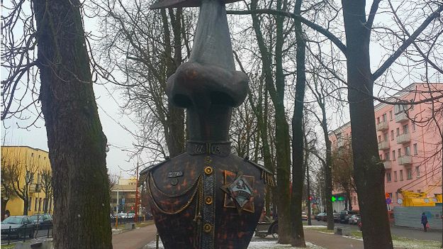 Любовники, бульдоги и совы оживляют пейзаж Бреста