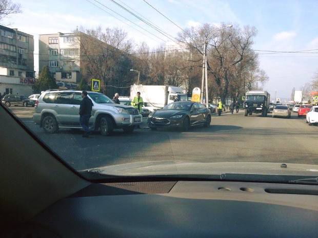 Primul automobil Tesla din Moldova, implicat într-un accident rutier