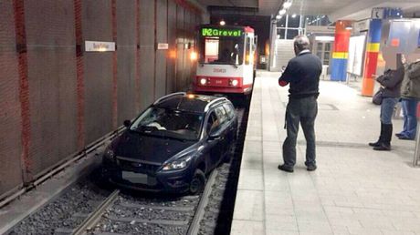 Un neamţ a intrat cu maşina în metrou