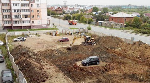 Внезапная стройка по-челябински: "Стоит машина, а вокруг - котлован"