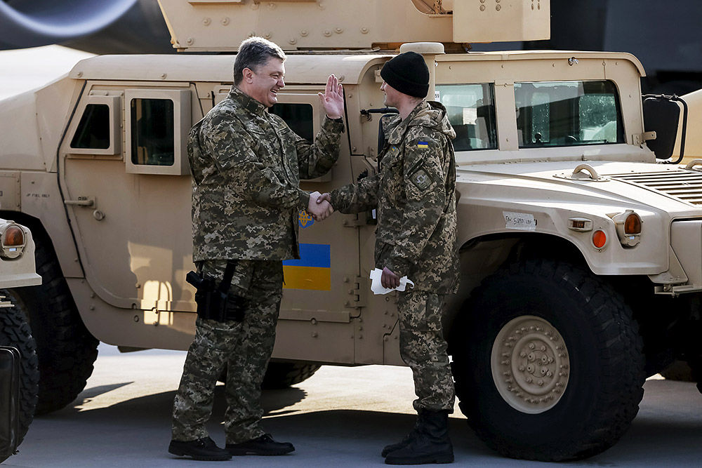 Порошенко встретил первый самолет с военной техникой из США
