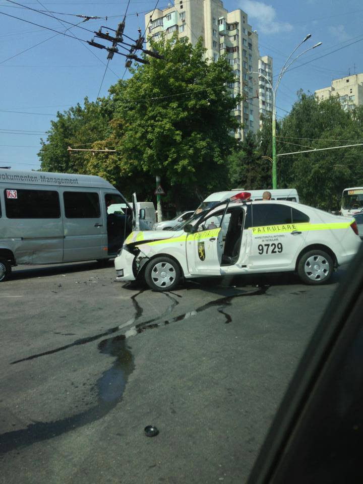 Momentul în care mașina polițiștilor lovește în plin un microbuz cu pasageri
