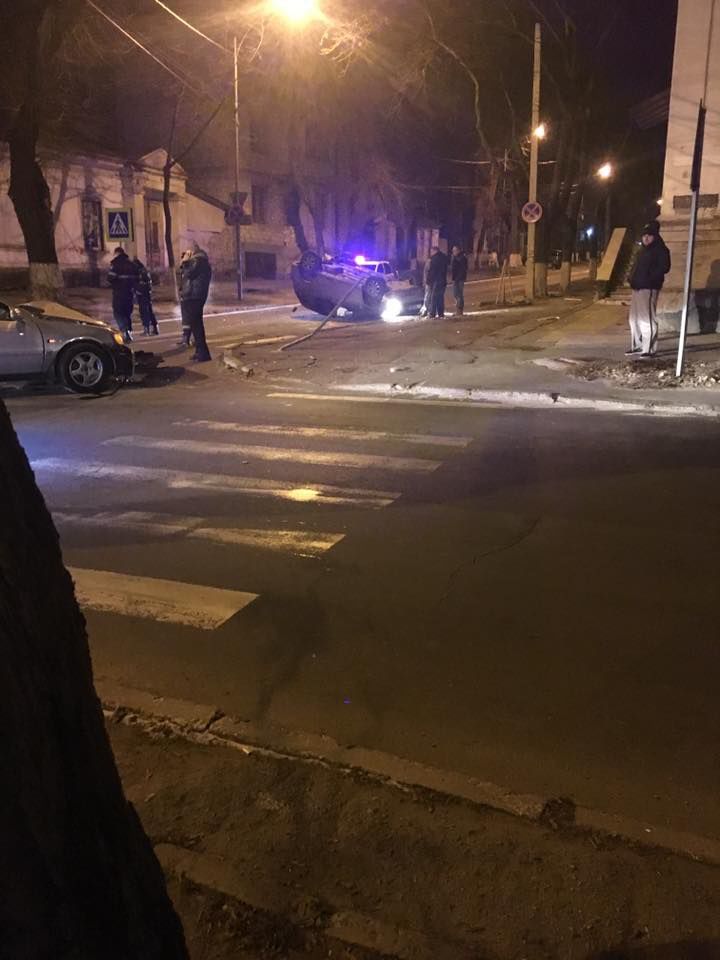 В результате ДТП в столице перевернулся автомобиль