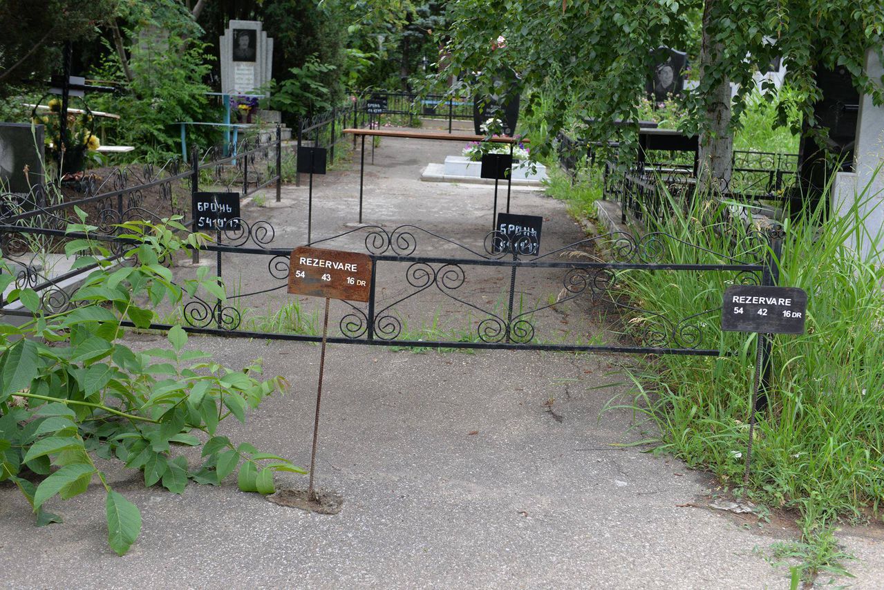 На кишиневском кладбище людей хоронят на дороге