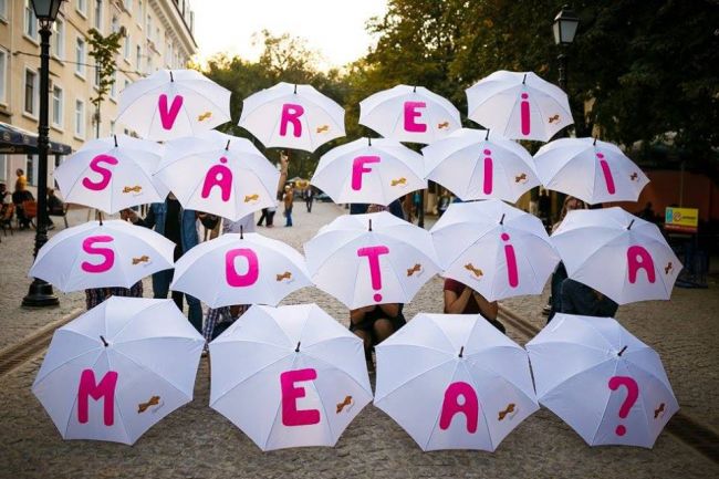 Cerere de casatorie inedita pe pietonala din Chisinau