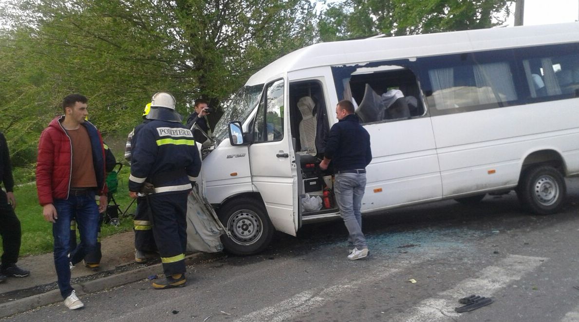 ДТП в Кишиневе: маршрутка с пассажирами врезалась в дерево