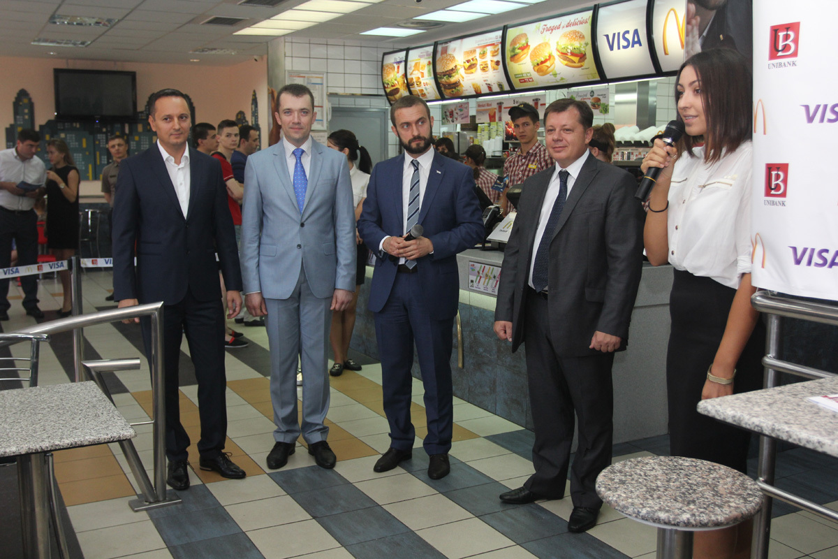 В ресторанах McDonald’s в Молдове теперь можно платить бесконтактно − с помощью карт Visa payWave