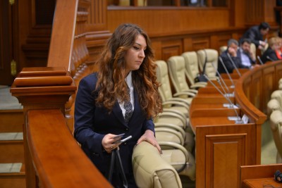 Cum arată cel mai în vîrstă și cel mai tînăr deputat din Parlament