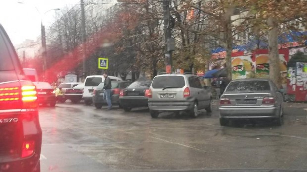 Ce au păţit mai mulţi şoferi care şi-au parcat neregulamentar maşinile pe un bulevard din Chişinău