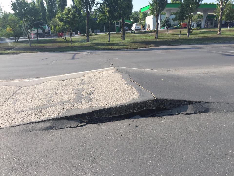 Asfalt ridicat în apropiere de Gara de Sud