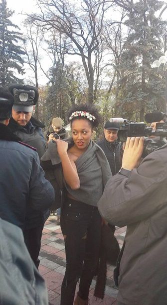 Активистки Femen митингуют под Радой в поддержку ЛГБТ