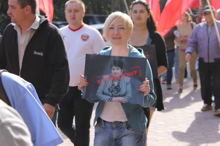 К Генпрокуратуре принесли портреты коррупционеров во власти