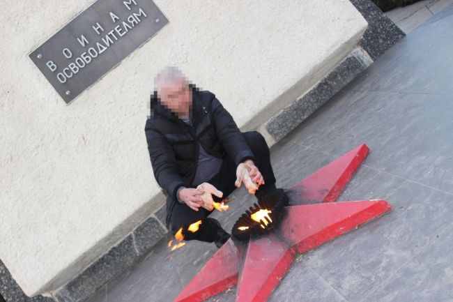 В Бельцах мужчина жарил курицу на Вечном огне