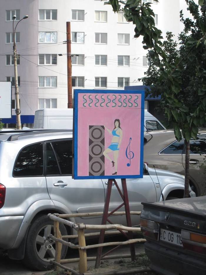 Reclama neobișnuită a unui club de noapte din Chișinău: Femei dezbrăcate pictate în guașă