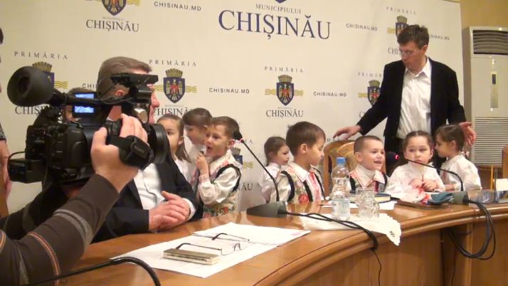 Chirtoacă a cedat fotoliul. Camelia - noul primar al capitalei