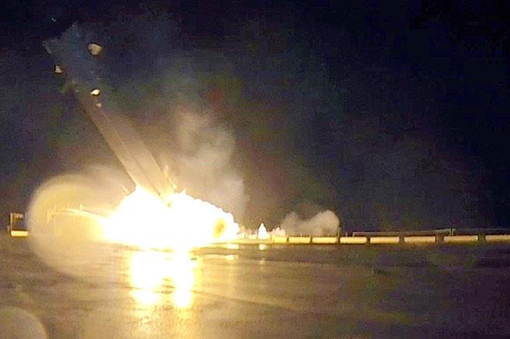 Появились первые снимки неудачной посадки ракеты Falcon 9 на баржу в океане