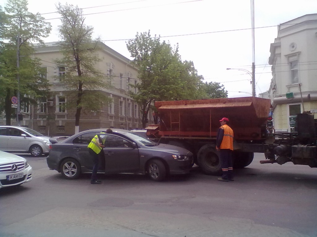 В Кишиневе легковой автомобиль врезался в спецтранспорт