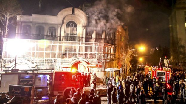 Толпа в Тегеране напала на посольство Саудовской Аравии