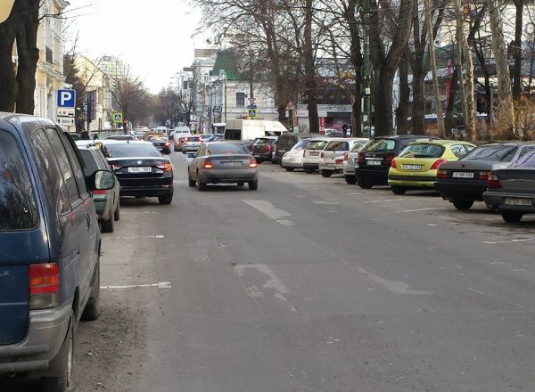 Masina cu geamuri umbrite si numere SIS 001