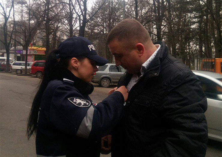 Полиция поздравила автовладельцев с Днем весны мэрцишорами