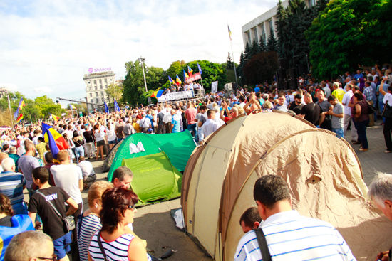 Cîți oameni au fost la protestul din PMAN și cîți la „Moldexpo”