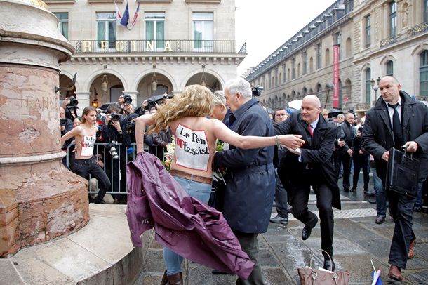 Femen разделись на Первомае во Франции