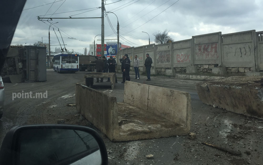 Un camion plin cu plăci din beton armat  s-a răsturnat în Chișinau