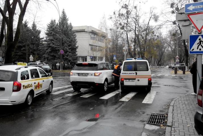 Карета скорой помощи столкнулась в Кишиневе с Range Rover