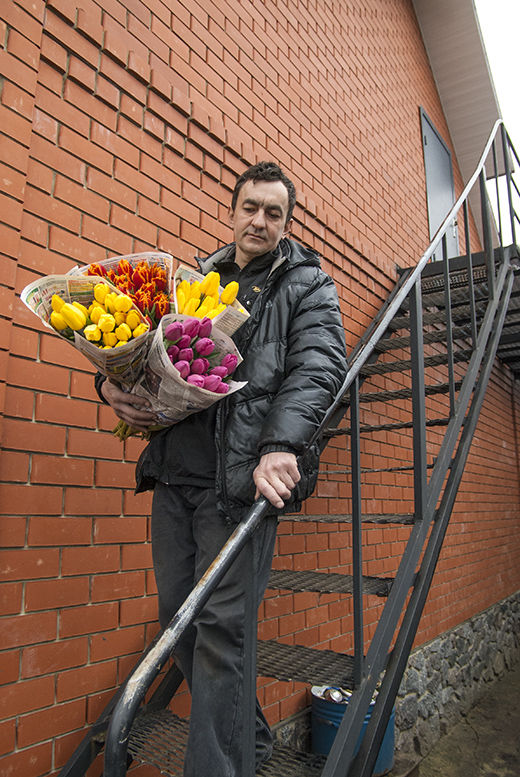 Житель Белгорода вырастил на крыше дома 8 тысяч тюльпанов к 8 Марта