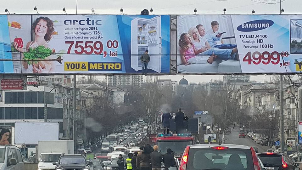 Попытка суицида у цирка: молодой человек спустился