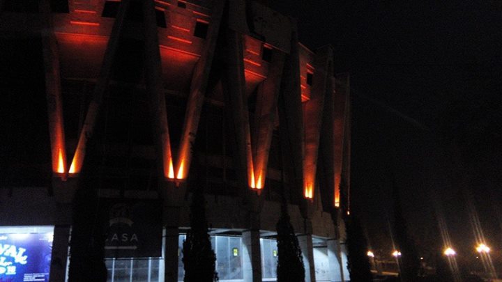 На праздники Кишиневский цирк украсили разноцветной иллюминацией